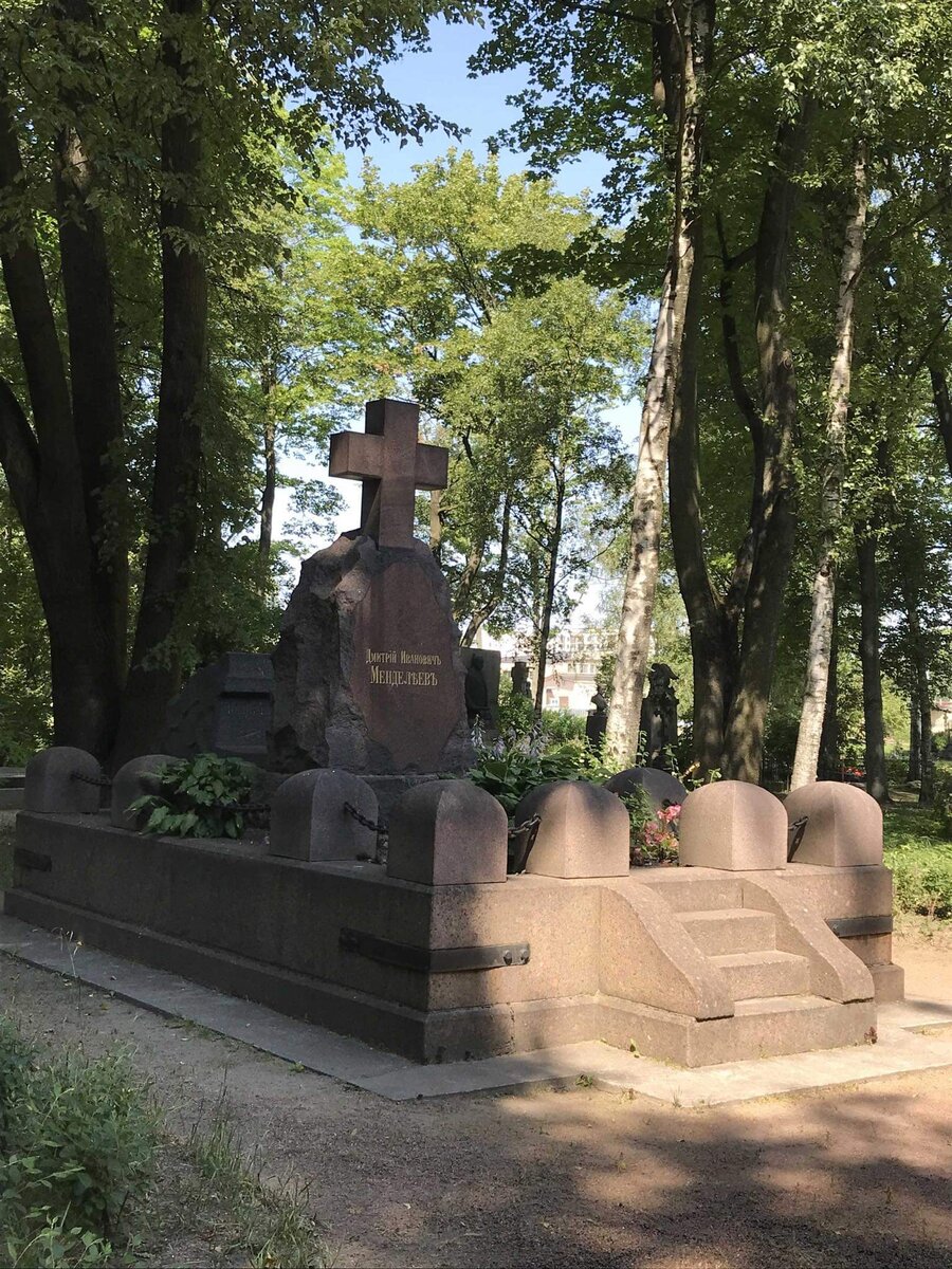 Недалеко и могила отца –Д.И. Менделеева