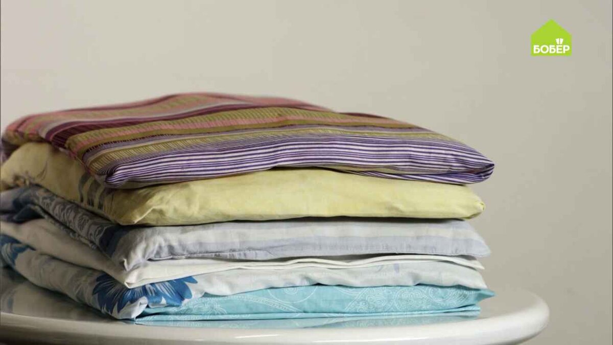 Храните бельё, поместив его внутрь наволочки. Так бельё в шкафу или комоде будет выглядеть более аккуратно.