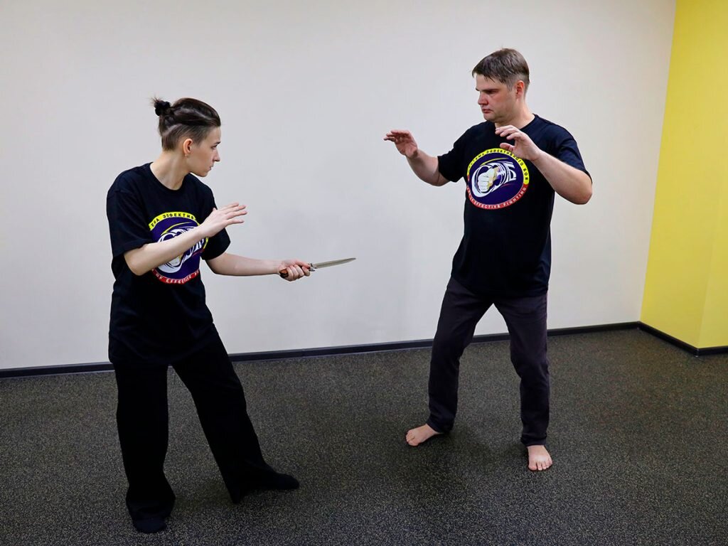 бегать с ножом