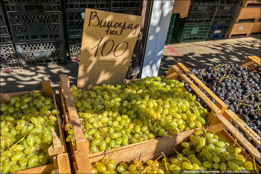 Доставка продуктов алушта. Фрукты в Крыму в июле. Николаевка Крым рынок. Рынок фрктов Крым. Крымская еда Армянск.