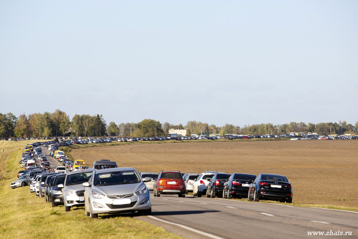 "Нашествие" туристов в Константиново 3 октября.