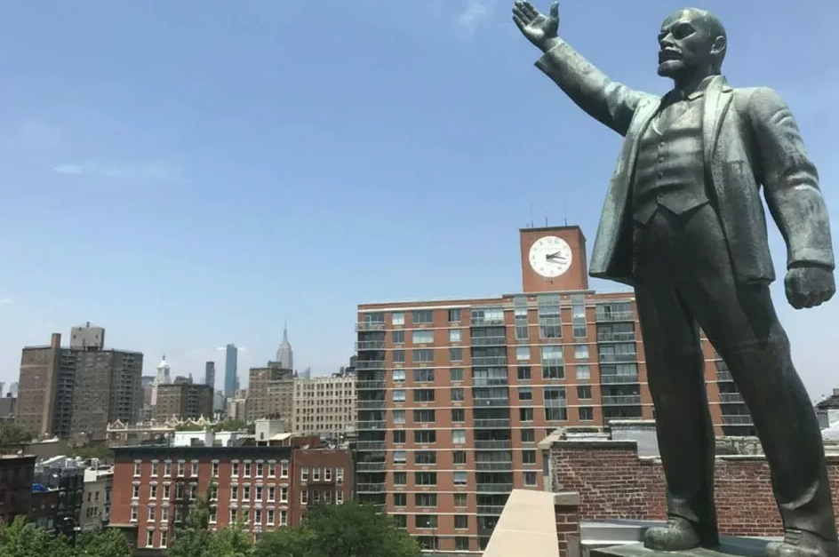 Почему стоит ленинский. Памятник Ленину в Нью-Йорке. Статуя Ленина в Нью-Йорке. Памятник Ленину в США В Нью Йорке. Памятник Ленину в Нью-Йорке на месте статуи свободы.