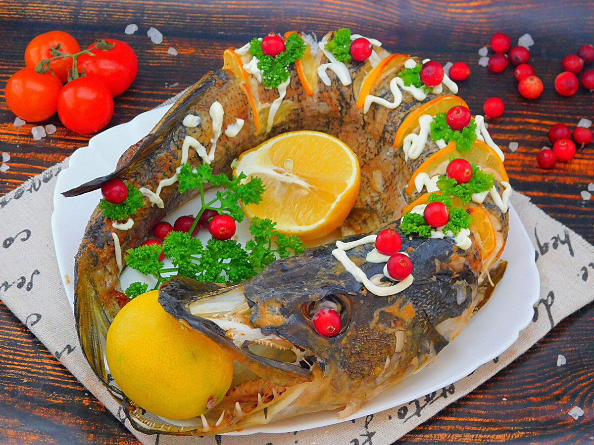 Щука запеченная с овощами в духовке. Щука в духовке. щука запеченная. заливное из щуки. щука в духовке в фольге целиком рецепт запеченная.