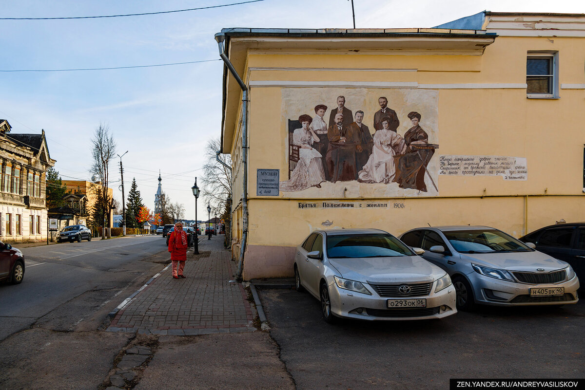 В поле около города Боровск стоит странная постройка: на ней написано  