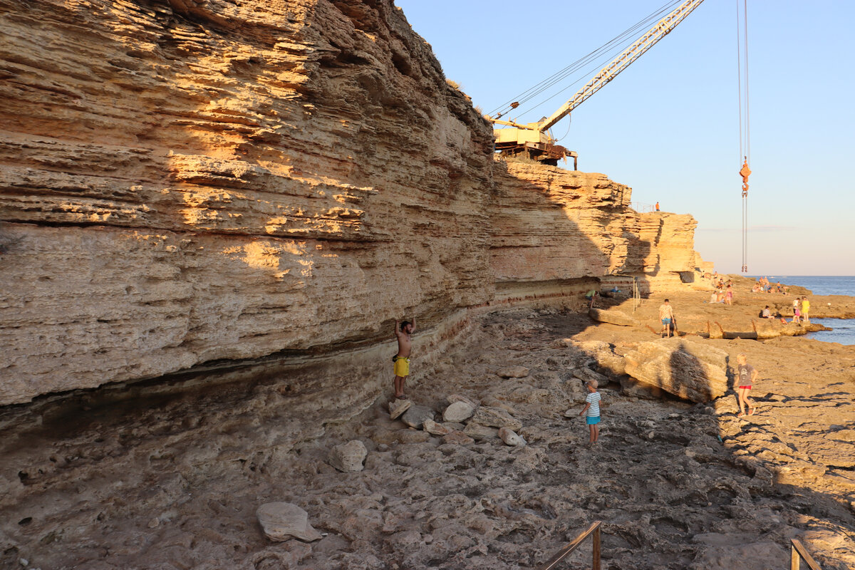 Краном поднимали лодки на мыс. Фото автора