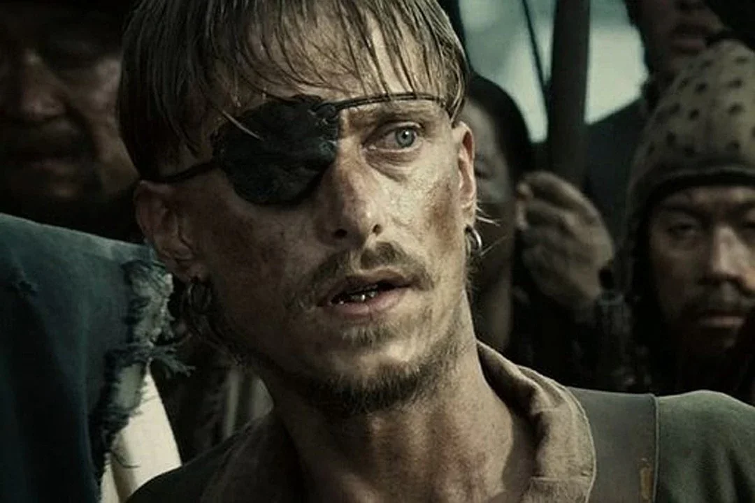 Момент из фильма "Пираты карибского моря", пират с повязкой на глазу