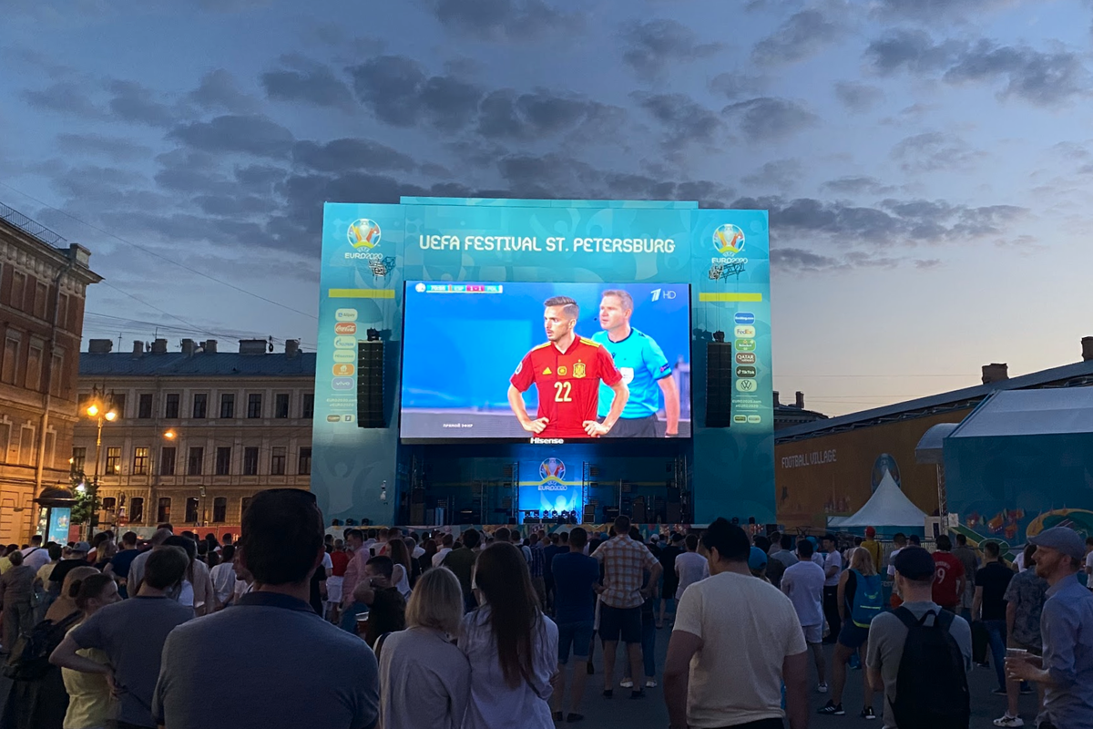 На фан-зоне в Санкт-Петербурге. Матч Испании против Польши
