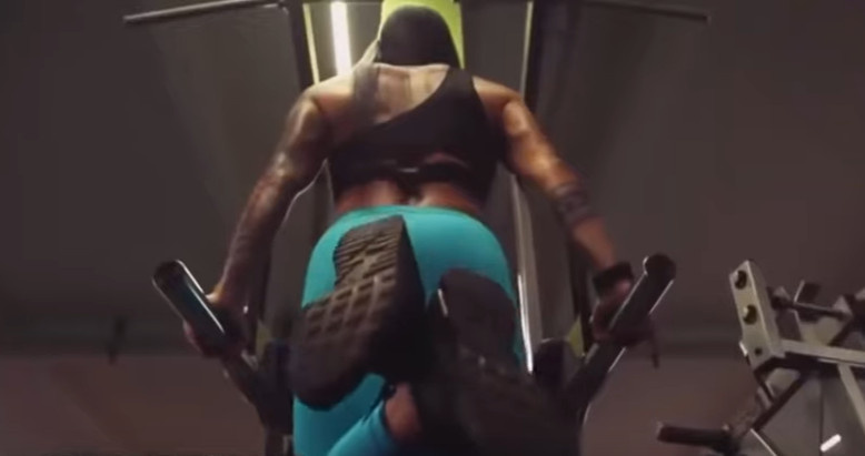 Девушка на брусьях