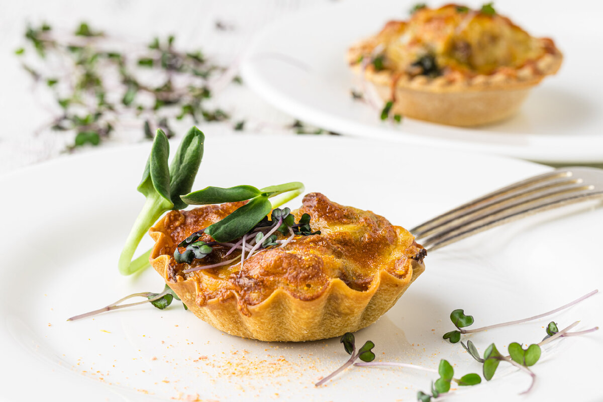 Жульен с грибами и курицей, в тарталетках