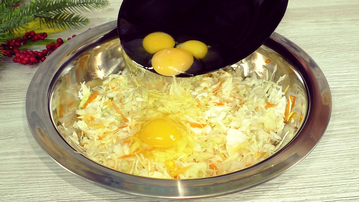 Рецепт: Молодая капуста, запечённая в сливках, с варёными яйцами на RussianFood.