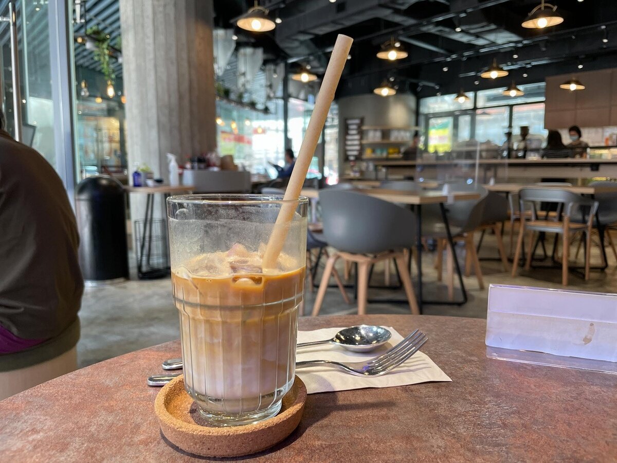 А это, для сравнения, iPhone 12 Pro. Источник обеих фотографий — XDA