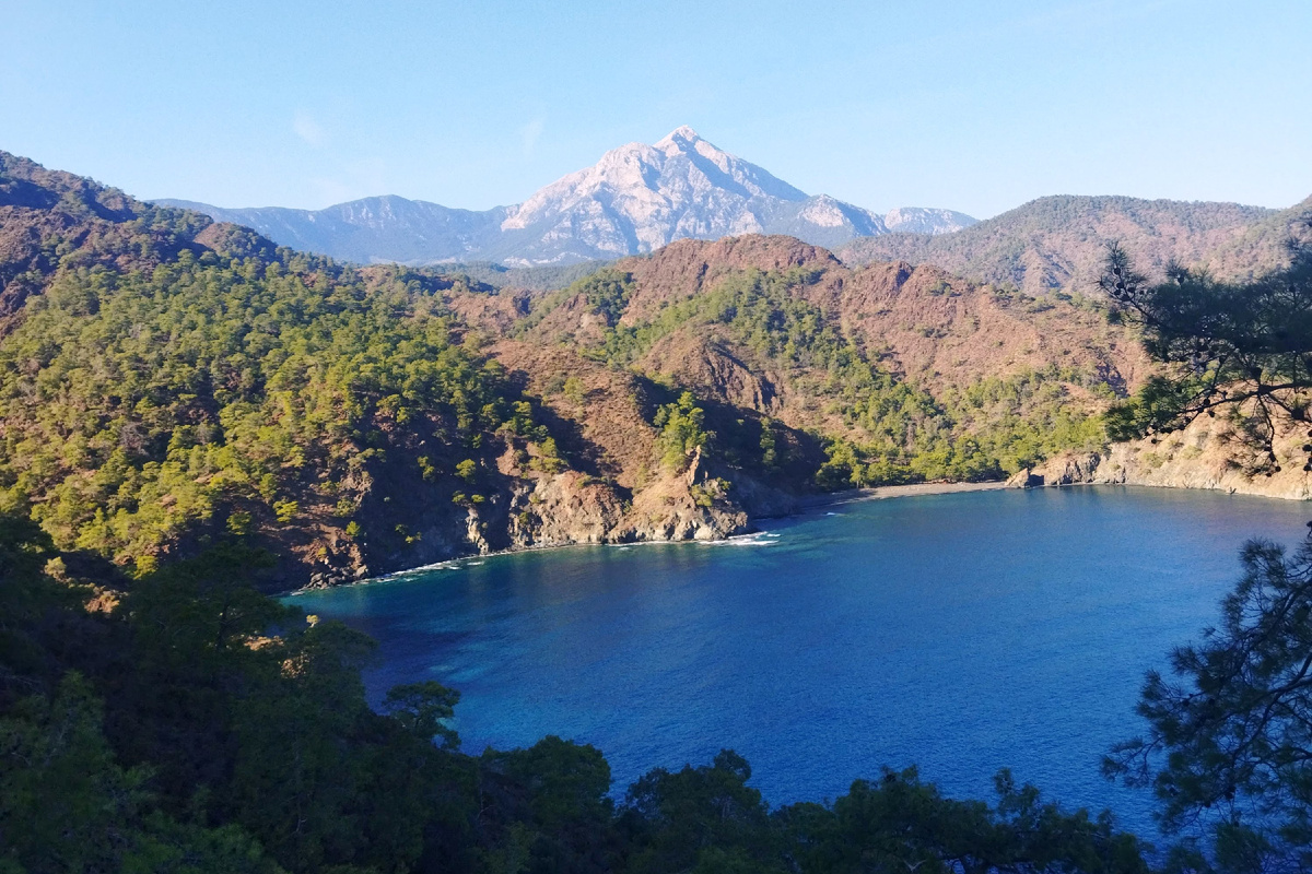 Вид на Тахталы с тропы вдоль моря из Текирова в Чиралы