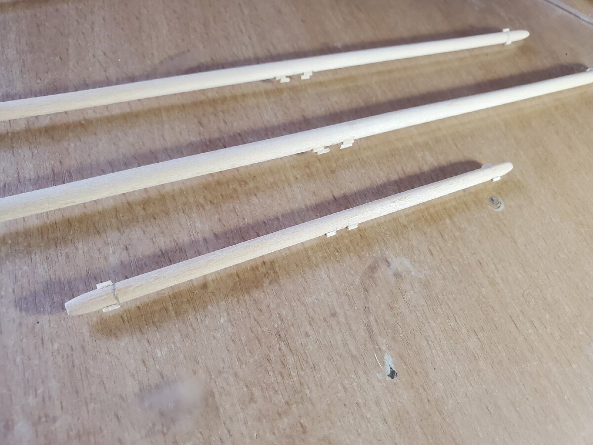 Реи для средней палубы готовы, у них края тоньше чем середина, так же установлены деревянные крепления по середине и на каждом краю, это необходимо для  шкотов