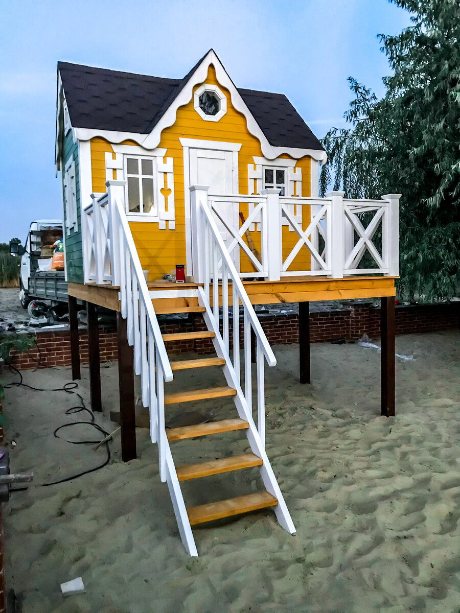 Детский игровой домик на сваях