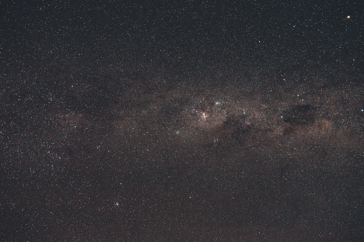 Часто в фильмах или на иллюстрациях пояс астероидов изображают как множество очень близких между собой объектов. На самом деле никакого "пояса" там нельзя увидеть, расстояния между астероидами такие большие