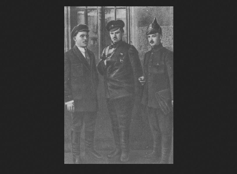 Слева направо: Киров (главный большевик), Левандовский (командующий 11-й армией красных), Атарбеков (главный чекист)