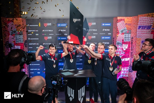 Gambit с трофеем V4 Future Sports Festival