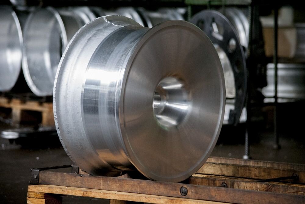 Первая токарная операция. Будущий диск получает первые очертаня