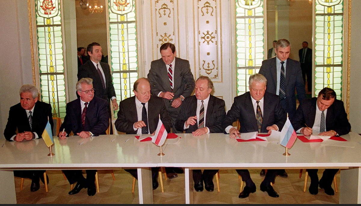 Подписание Беловежского соглашения в 1991 году. Фото из открытого источника в Яндексе.