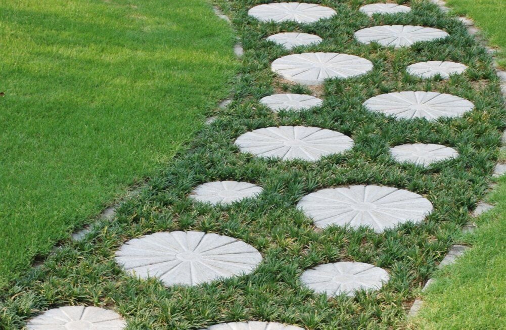 Дорожки мощение клинкерной брусчаткой. Садовые дорожки. Круглая плитка для садовых дорожек. Круглые плиты для дорожек. Узоры из тротуарной плитки.