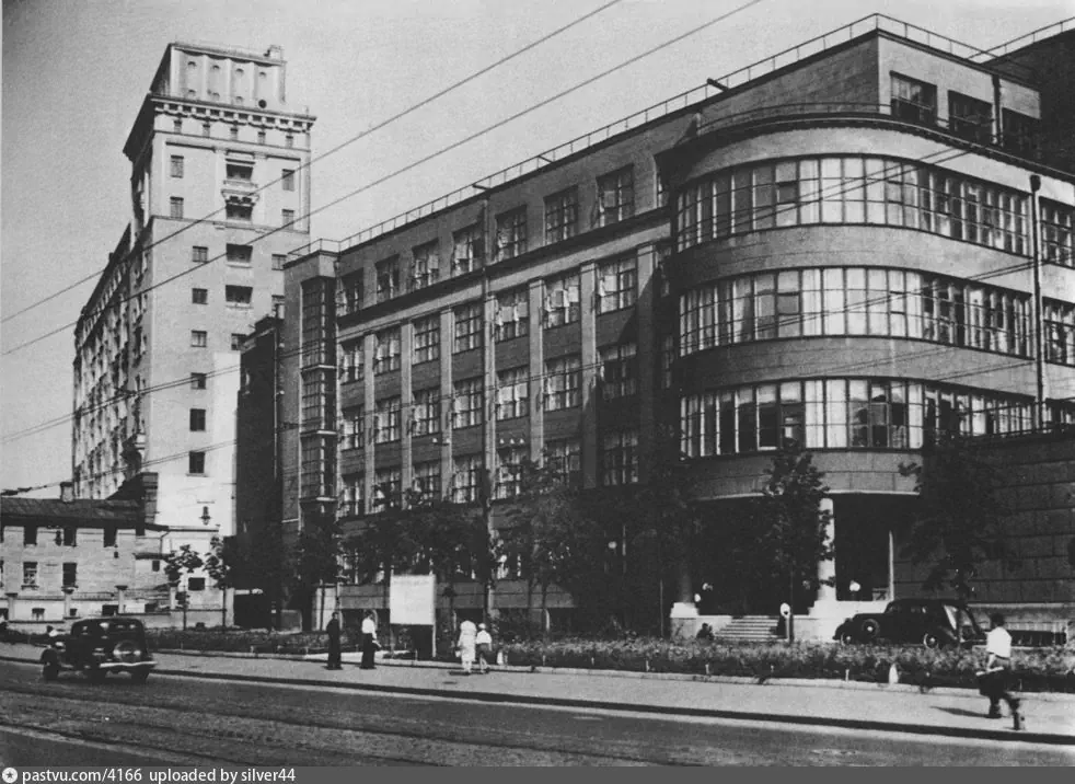 Спартаковская улица. Бывшая Академия Госплана СССР, слева Дом с башней, 1939 г. Автор Наум Грановский.