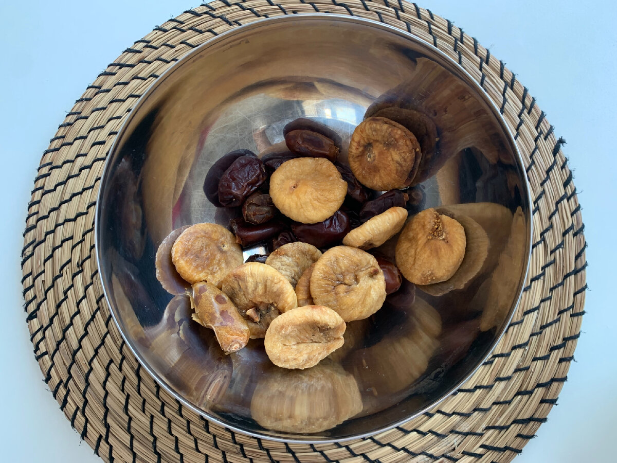 У меня для компота есть инжир и финики. Готовлю сладкий компот из сухофруктов.