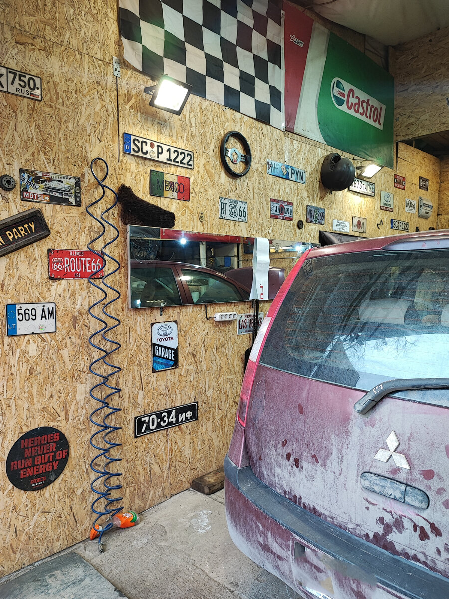 У Алексея в гараже очень уютно