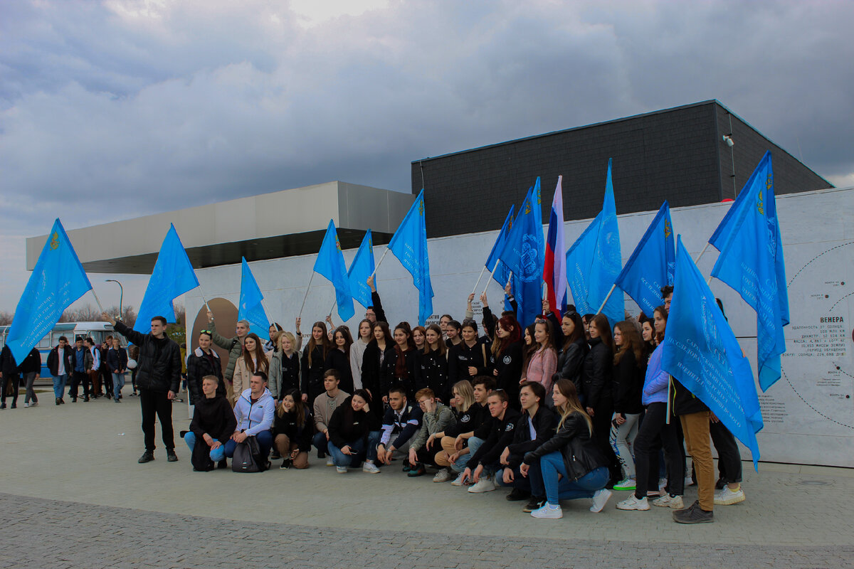 Студенты СГУ в Парке покорителей космоса. Фото Инны Акаевой