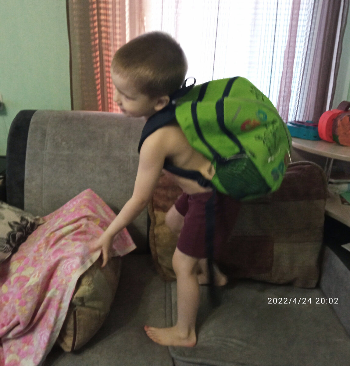 Примерно в таком виде. Тут ещё шорты надел и палатку построил. Не оставляет надежд в поход всё-таки уйти