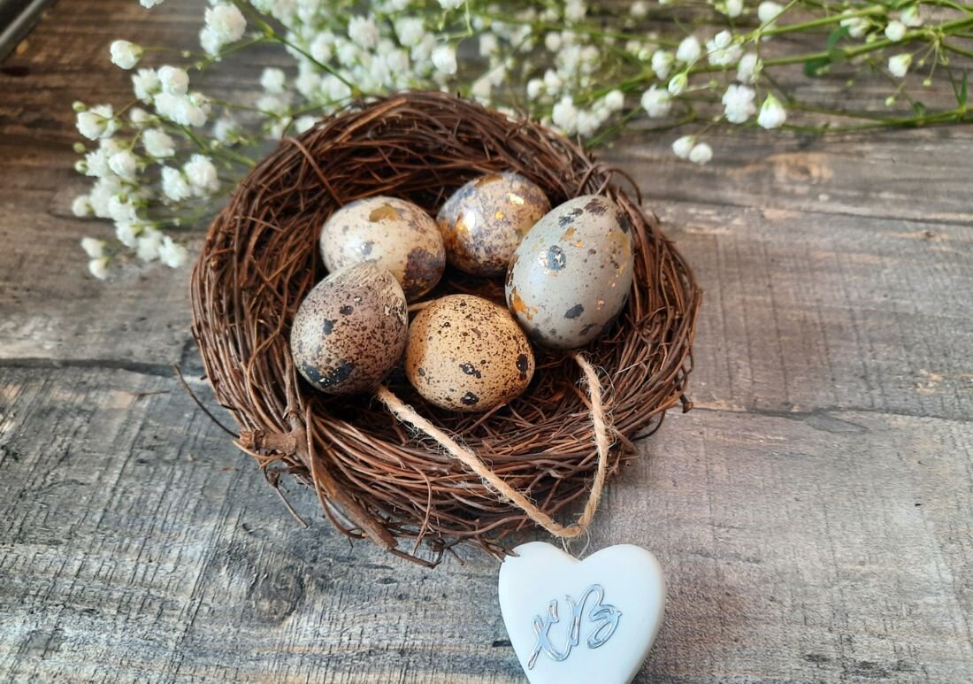 Перепелиные с поталью. Наклейка на сердце, серебро, я не люблю два металла в одной вещи, но вместе они не планируются.
