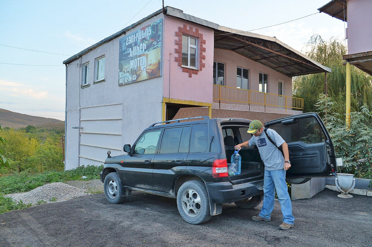 Просматривая старые фотографии из поездки в Арцах в 2011 году (на фото монастырь Дадиванк), вспомнил про этот автомобиль на фотографиях. Если присмотреться, то можно заметить грузинские номера.-2