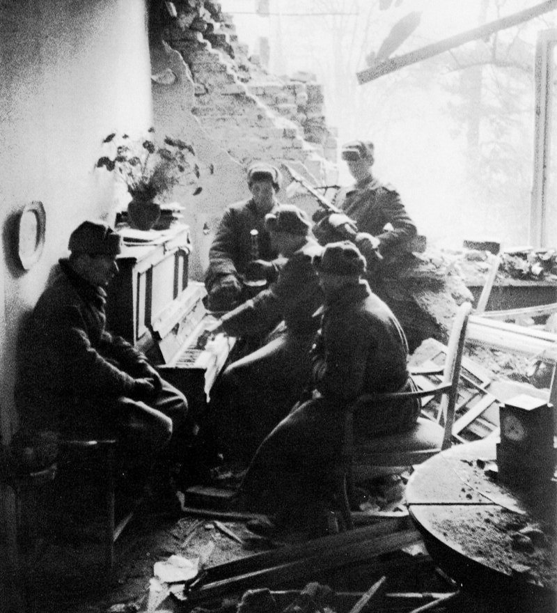 В разгромленном Берлине