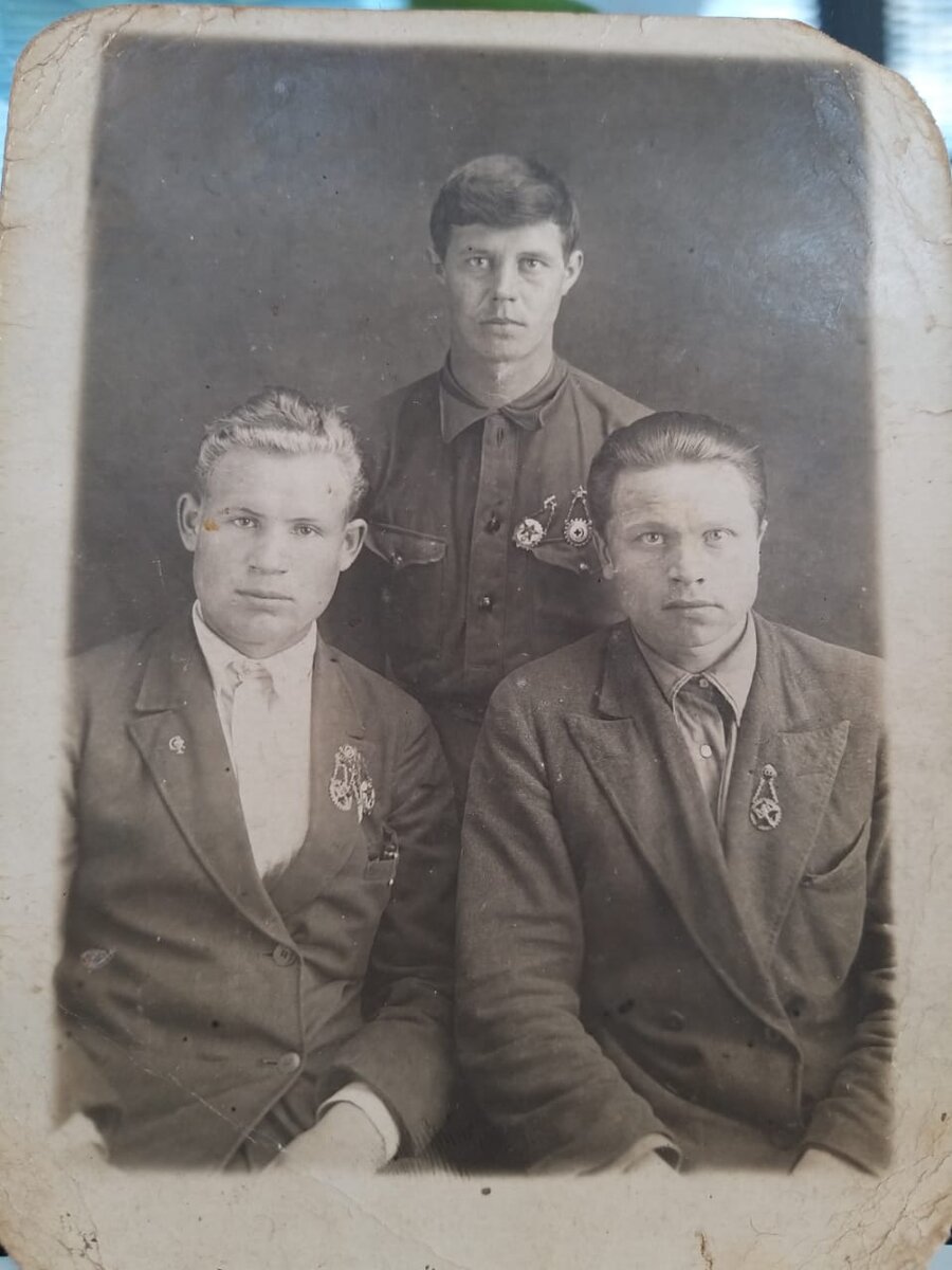 Стоит один из сыновей прабабушки, родной брат моей бабушки. Фото сделано перед отправкой на фронт. 