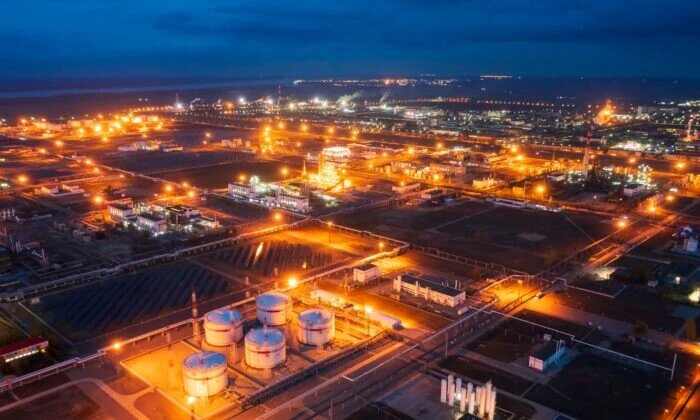 Общий вид нефтеперерабатывающего завода компании «Лукойл» в Волгограде, Россия, 22 апреля 2022 года. (Reuters Photographer/Reuters)