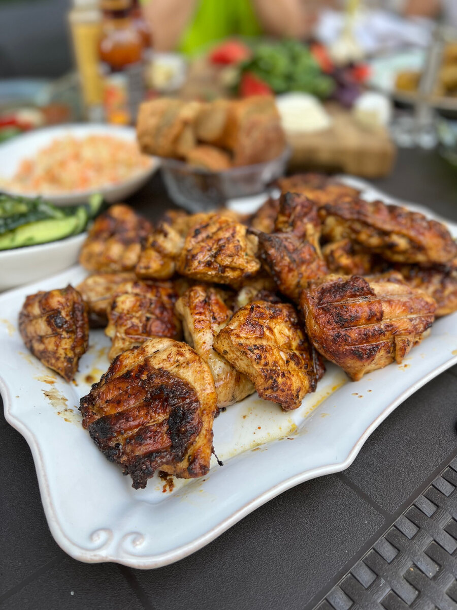 Разделали 2 курицы на компанию, каждый выбрал себе кусок по душе. 