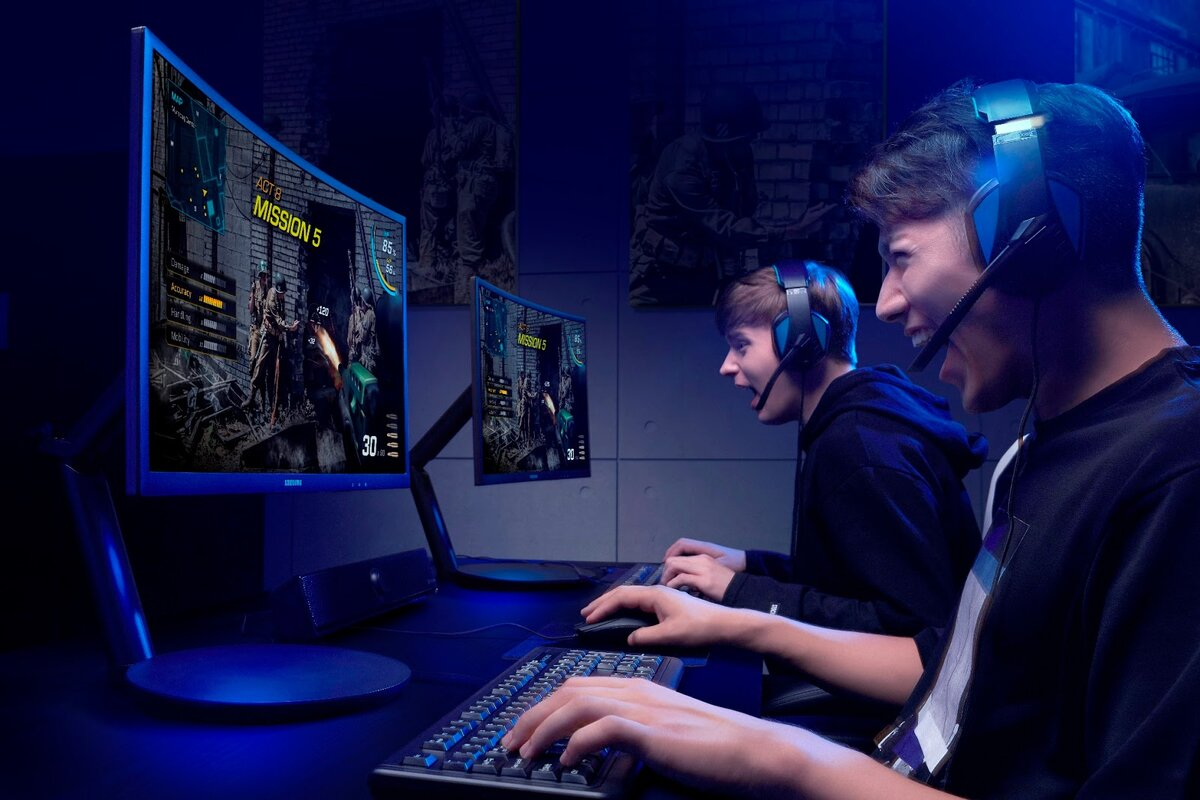 Playing likes computer. Компьютерные игры. Игрок в компьютерные игры. Геймер за компьютером. Человек за компьютерной игрой.