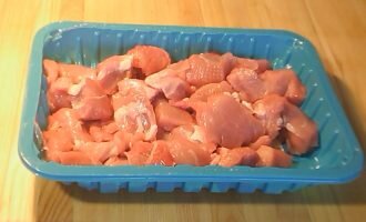 Мясо индейки промыть в тёплой проточной воде и нарезать кусочками.