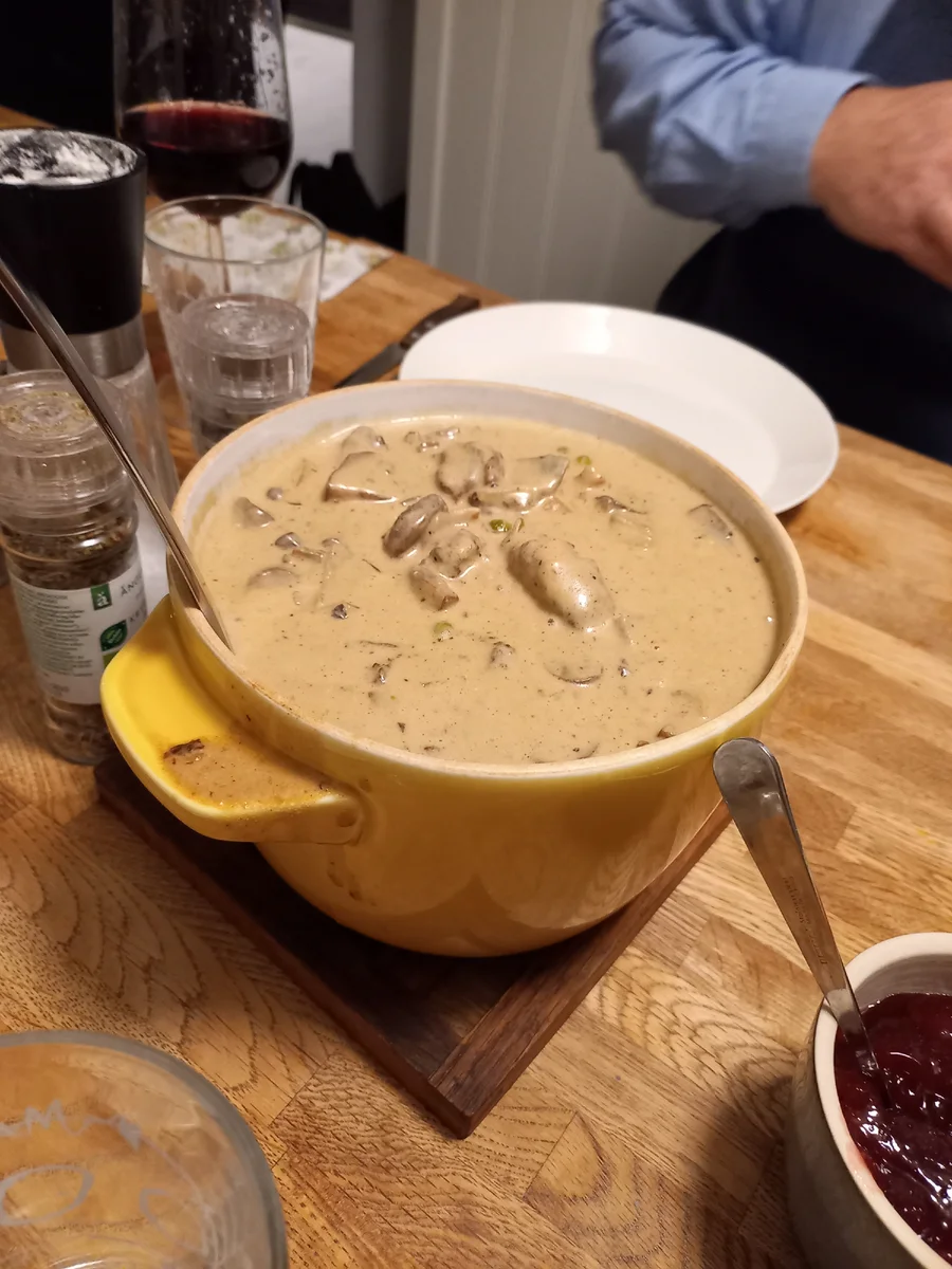 Оленина св соусе из сливок.