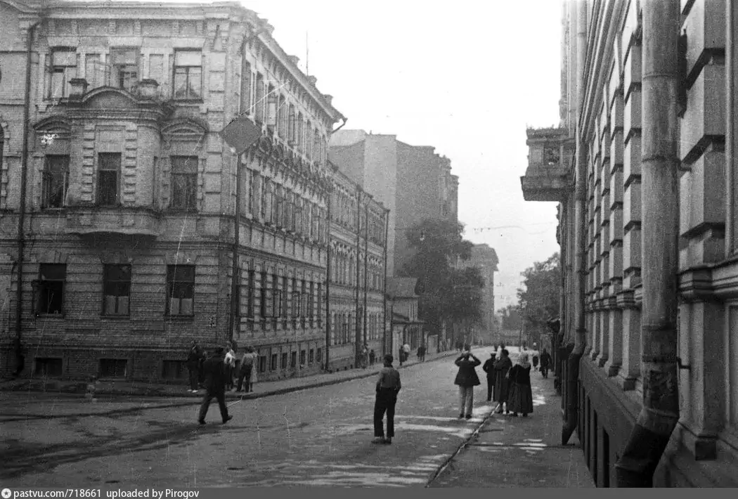А это рядом, в Большом Казенном переулке. Москвичи наблюдают солнечное затмение, 1936 г. Автор: Ефремов Е. Е.