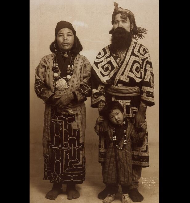 Семья айнов в традиционных костюмах, 1904 год (иллюстрация из открытых источников)