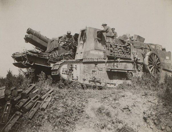 Gun Carrier Mk.I перевозит и орудие и снаряды к нему. 
