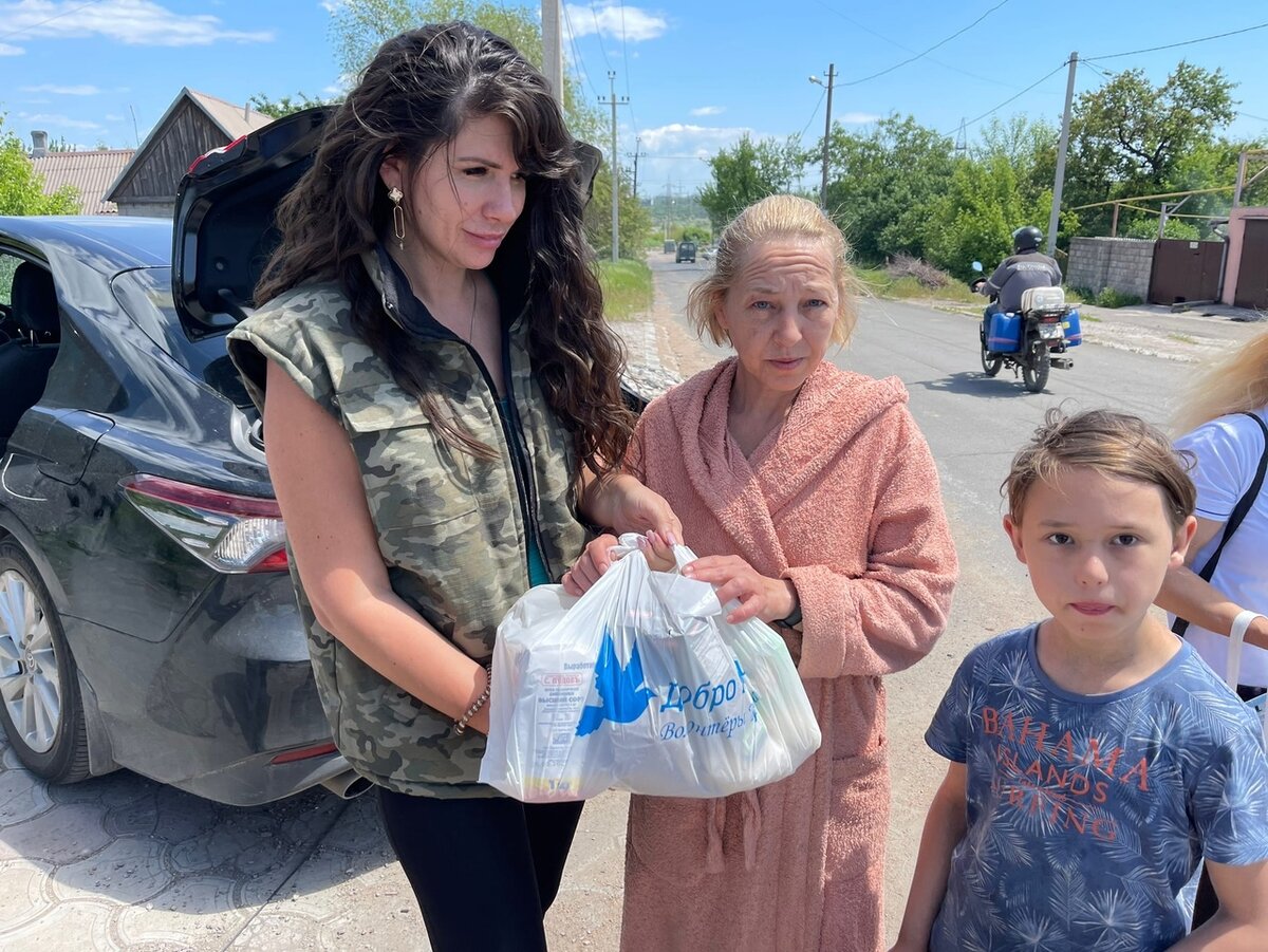 Вместе с волонтёрами проехали по одному из маршрутов. У нас – сухие пайки с продуктами и детские принадлежности . У Югры - армейская кухня с горячими обедами. В городе нет Электричества воды и газа