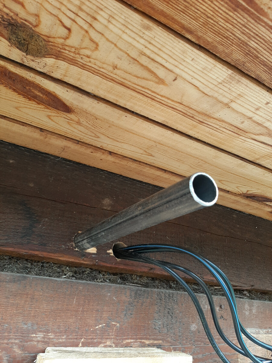 В просверленно отверстие вставил металическую трубу. Так , как дом будет утеплятся отступил 17см. Убрал все острые края, что бы не повредился кабел. 