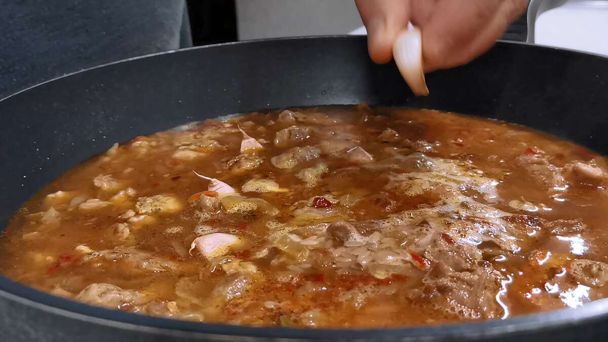 Давно уже готовим рис с мясом на одной сковороде и никакой казан не нужен.  Наш самый быстрый плов без строгих правил | Розовый баклажан | Дзен