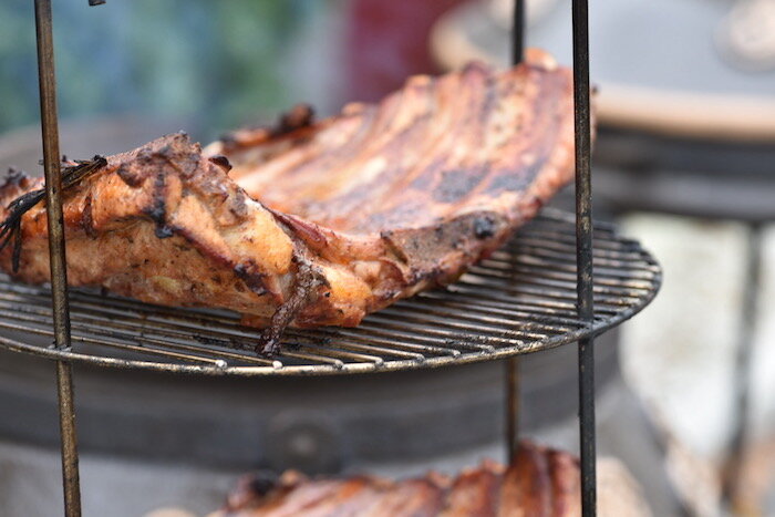 Шампуры с готовым кабобом вынимаем из тандыра уже минут через 12–15, выкладываем на ляган — большое узбекское плоское блюдо, украшаем зеленью, зернышками граната. Если нет лягана — не беда, подойдет любое, главное-то, чтобы шашлык удался!