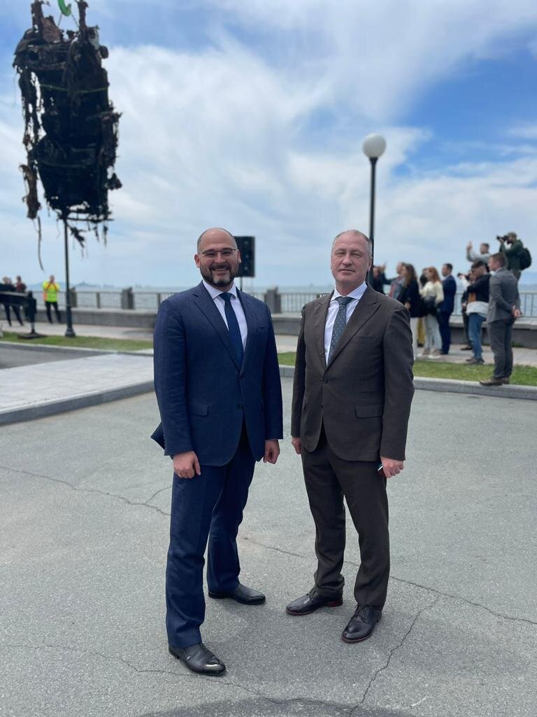 Тигр как искусство. Во Владивостоке создадут арт-объект, посвященный этому роскошному хищнику.

8 июня, Всемирный день океанов, в городе отметили началом экологической акции «Человек. Море. Тигр. Искусство», в которой приняли участие директор Восточного экономического форума Игорь Павлов, глава города Владивосток Константин Шестаков, директор по коммуникациям Владивостокского морского торгового порта Никита Томилин. 

«Этой необычной акцией Владивосток присоединился к празднованию Всемирного дня океанов. От металлолома будут очищены три городские акватории: набережная Спортивной гавани, набережная на Второй Речке имени В.К. Арсеньева и набережная на улице Татарской. За время проведения акции со дна моря планируется поднять не менее 5 тонн затонувшего металлолома», – отметил глава Владивостока Константин Шестаков.