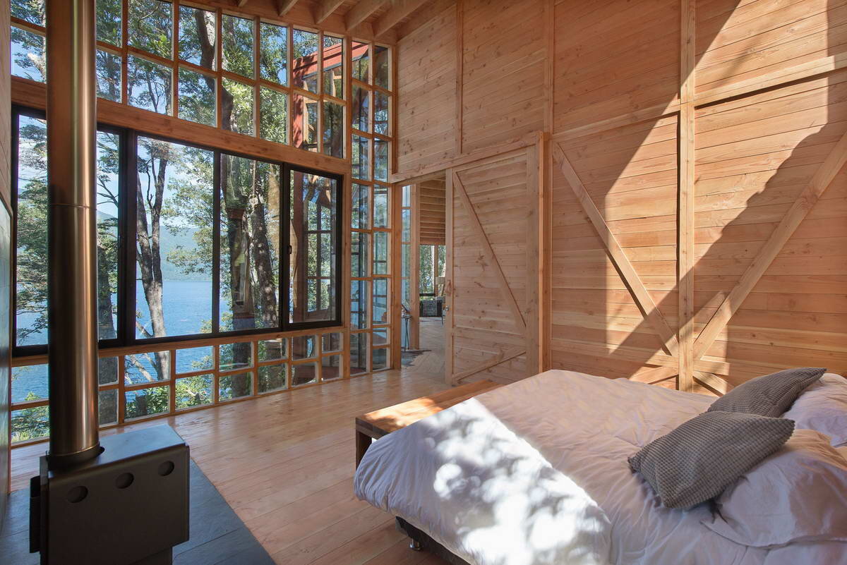 Дизайн, дерево, детали: Очень необычный и красивый лесной дом на склоне у озера в Чили
