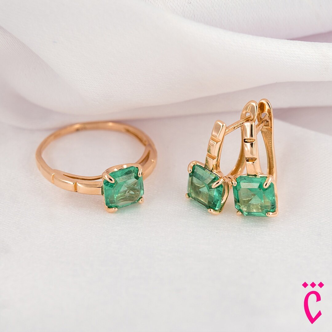 Золотое кольцо и серьги с изумрудами