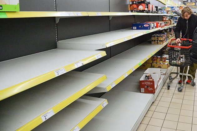 Торговые полки в продуктовом магазине в Варшаве© РИА Новости. Алексей Витвицкий / Перейти в фотобанк
