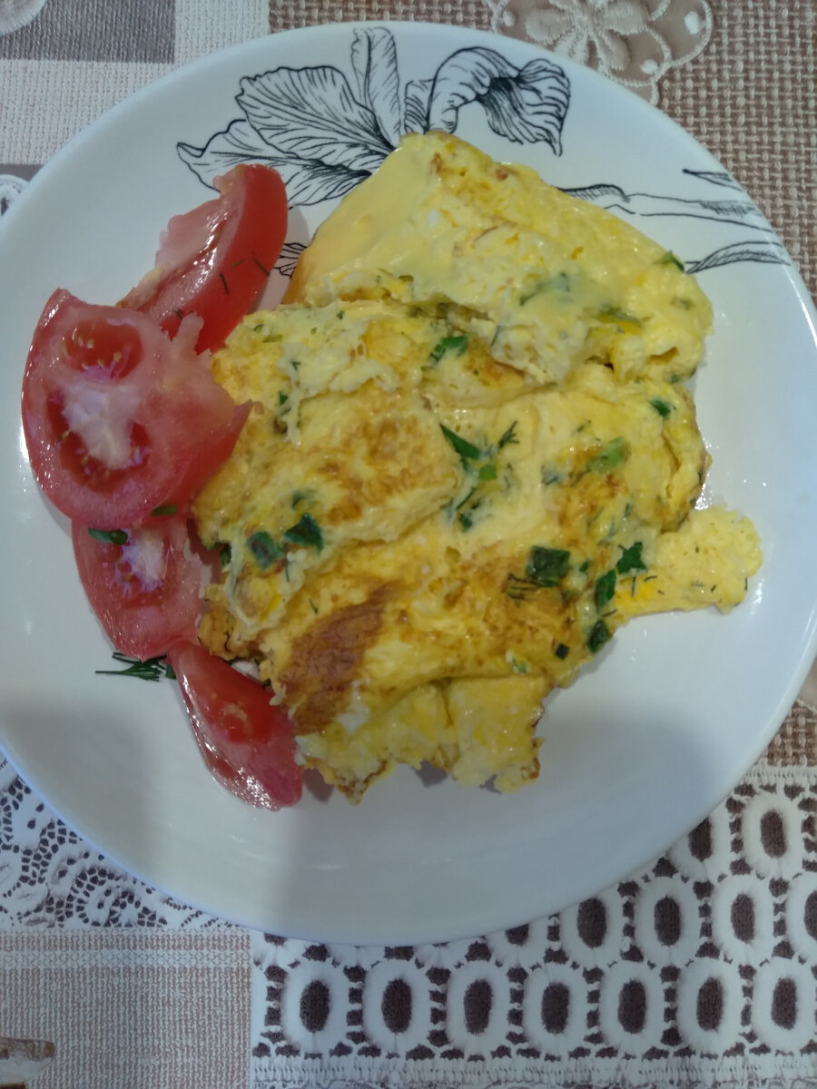 Омлет и свежий помидор